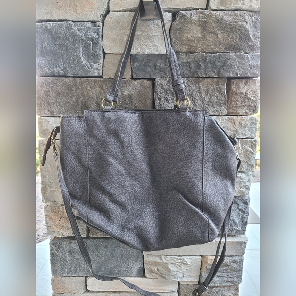 This brown purse is new and never used. It was a gift so there's no tags. - Picture 2 of 7